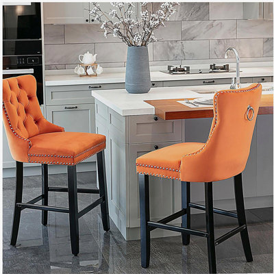 Tabouret de bar moderne en velours, avec un plissage boutonné et des pieds en bois, ainsi que des clous décoratifs chromés, tabouret de bar de style loisir, tabouret de bar, ensemble de 2 (orange)