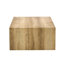 Rehaussez votre espace de vie avec cette table basse moderne en panneau de fibres à densité moyenne qui présente des motifs de texture de bois doux et légers qui se caractérisent par un design élégant