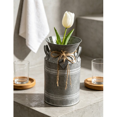 Bidon à lait vintage en métal galvanisé orné d'une corde et d'un cœur, vase décoratif de style campagnard pour une décoration rustique française, centre de table intérieur/extérieur
