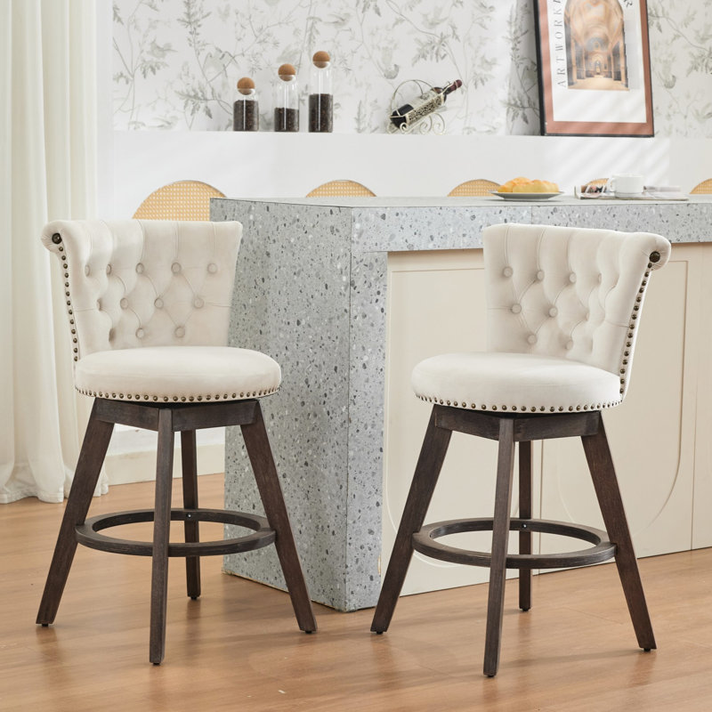 De 2 tabourets de bar à hauteur de comptoir de 26 po, pivotant à 360 °, velours beige, pieds en bois, pour 2 tabourets de rénovation intérieure, garnis de boutons, Solution