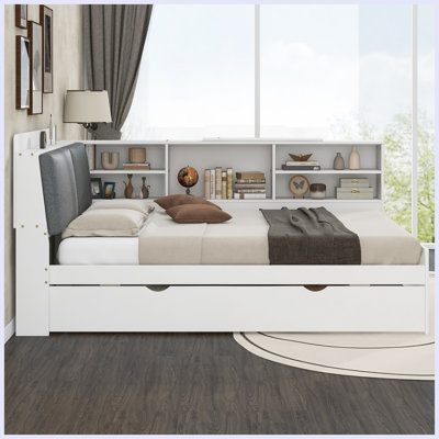 Lit plateforme en bois avec lit gigogne, tablettes et tête de lit