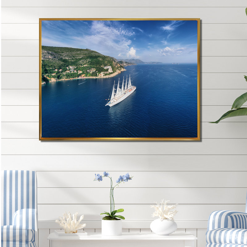 Bateau de croisière avec voiles en Croatie sur toile, H 24 po x l 32 po, Cadre flottant doré