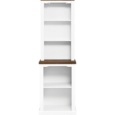Deux élégantes armoires autoportantes avec élément en noyer, finition blanche, rangement ouvert pour les livres et les objets, accents courbés, 6 tablettes