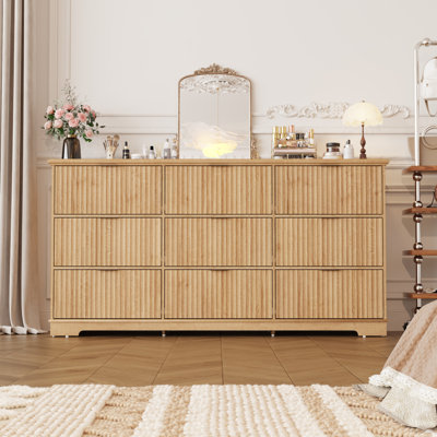 Commode cannelée de 63 pouces de large avec 9 tiroirs en bois et prise de courant intégrée, commode de chambre moderne, commode de rangement améliorée pour le placard et le salon