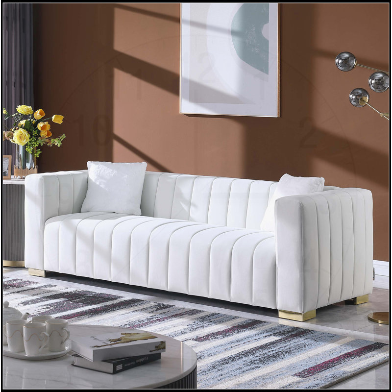 Charmant canapé d'inspiration traditionnelle avec touche moderne et coussins moelleux
