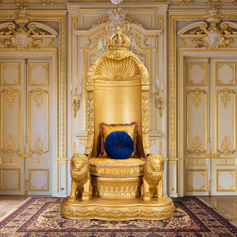 Fauteuil d'appoint en métal doré antique sculpté à la main