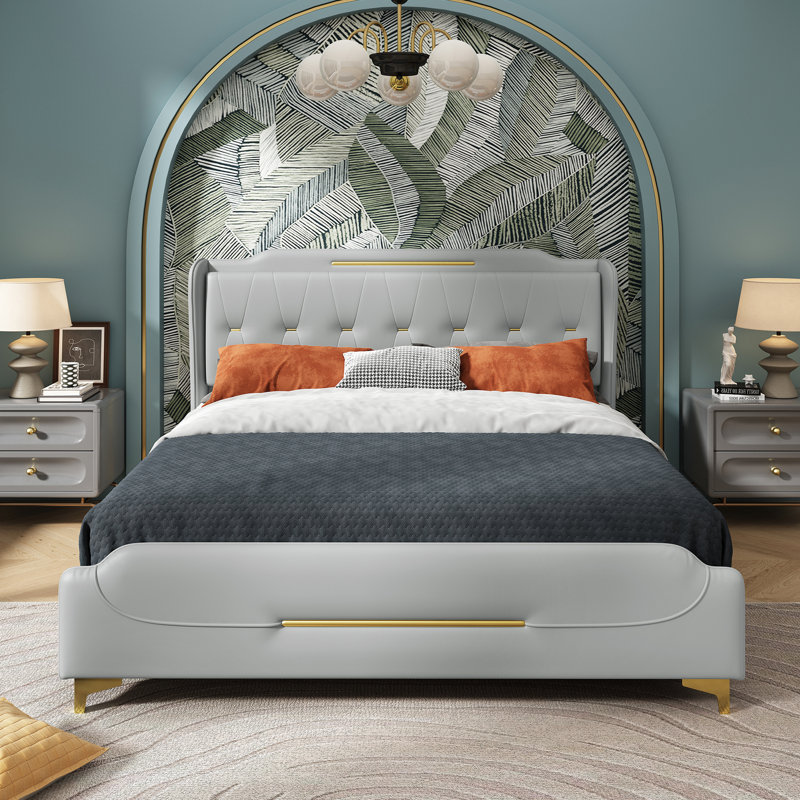 Structure de lit gris très grand avec revêtement en polyuréthane, tête de lit à oreilles, décoration en métal doré, 4 pouces sous le lit, lit tapissier de construction, tête de lit et couleur principale, lattes en bois massif, renfort,