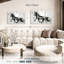 Cheval noir Brampt qui court en noir et blanc-108076687
