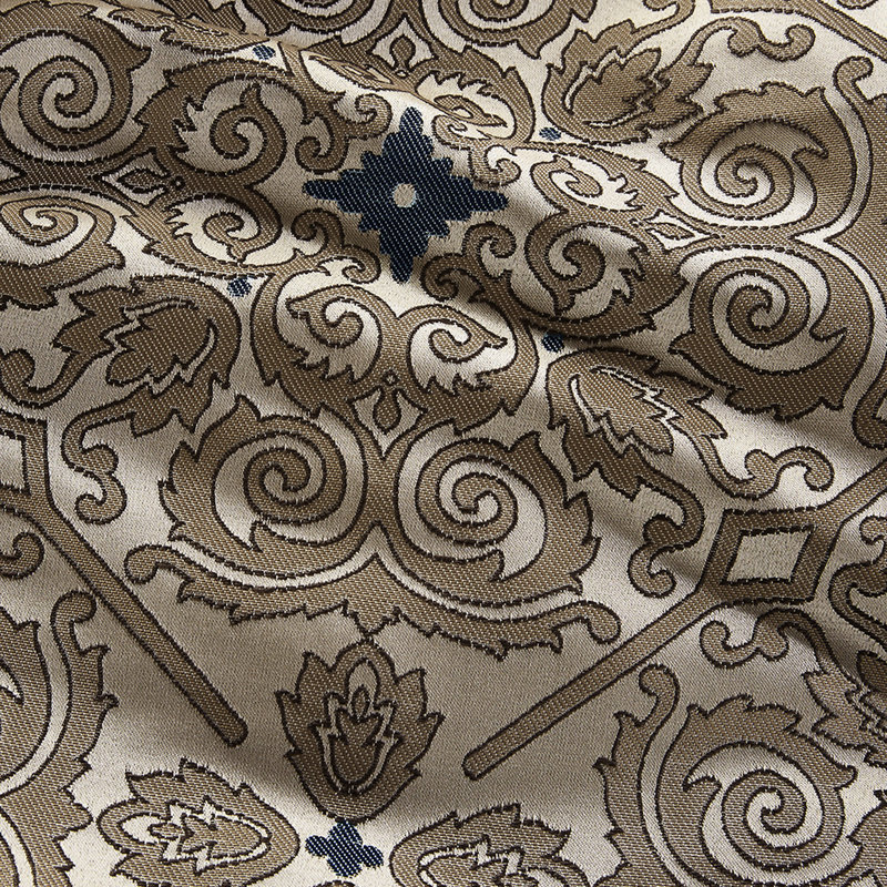 Très grand lit - Tissu d'édredon bleu marine avec broderie fine