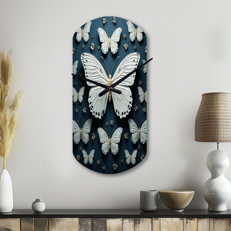 Papillon blanc blanc avec ailes flottantes papillons - horloge murale cylindrique en métal, impression d'horloge murale asymétrique moderne