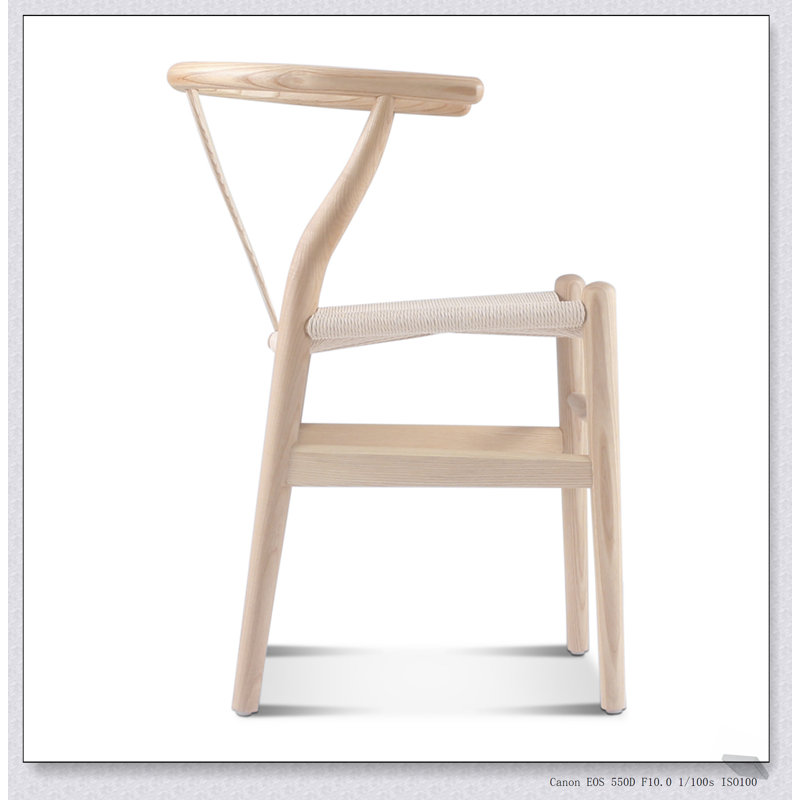 Ensemble de deux chaises triangulaires en bois de frêne massif avec dossier en Y pour le confort et la durabilité, parfait pour les intérieurs modernes et traditionnels.