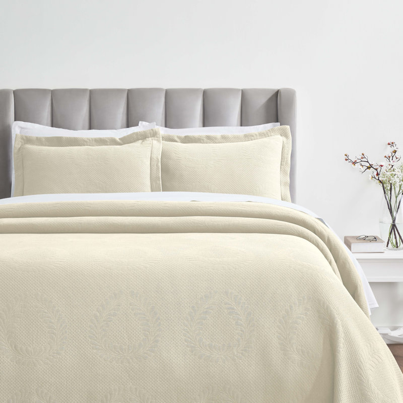 Peploi Medium Weight Jacquard Matelasse Floral Wreath 3 Piece Bedspread Set, Queen Bedspread + 2 Standard Shams, Ivory