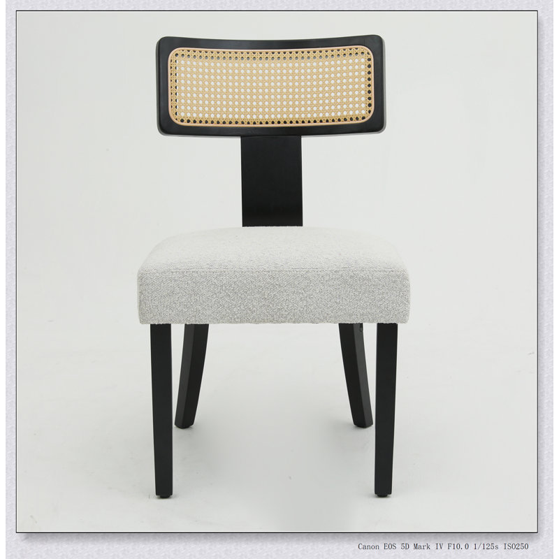 Ensemble de chaises de salle à manger de style Mid-Century moderne, structure en bois massif avec dossier en rotin et coussins beige moelleux pour plus de confort et de style