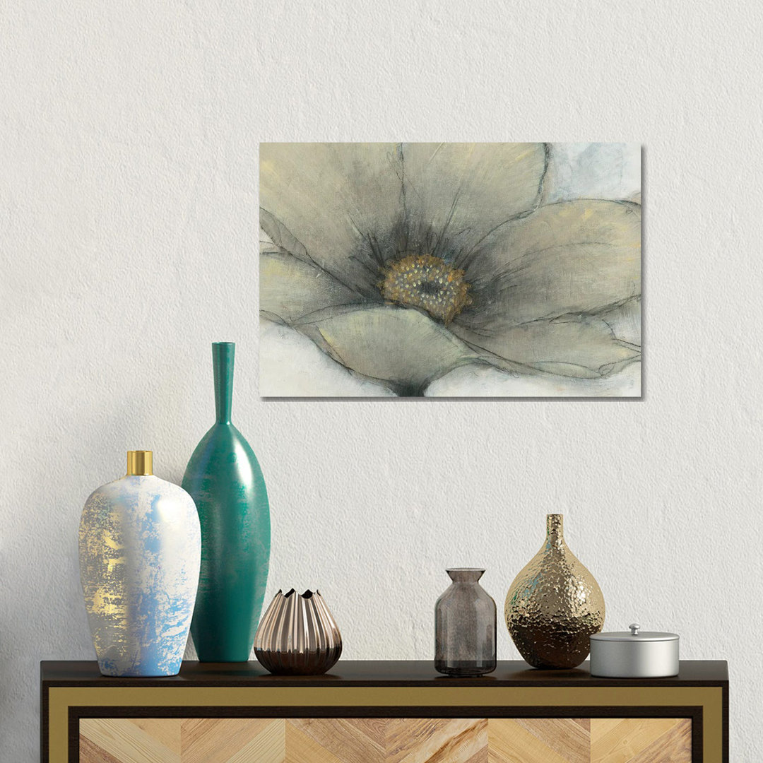 Single Cream Bloom II von Tim OToole - Galerie-verpackte Leinwand Giclée