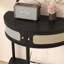 Petite table d'appoint demi-ronde avec construction et utilisation polyvalente, idéale pour une entrée ou une structure de rangement à extrémité circulaire, idéale