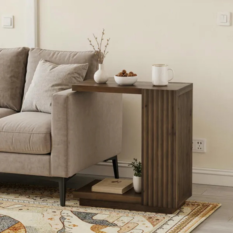 Table d'appoint de style campagnard en forme de C, table d'appoint en bois cannelé de haute qualité avec étagère de rangement à deux niveaux, 60 cm L × 28,5 cm P × 60 cm H, table d'appoint gain de place pour canapé, salon ou chambre