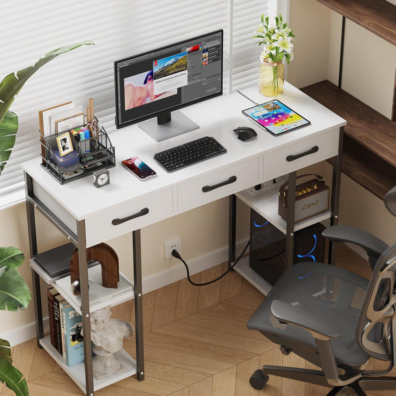 Petit bureau d'ordinateur de 43 pouces avec prises de courant et port de charge USB