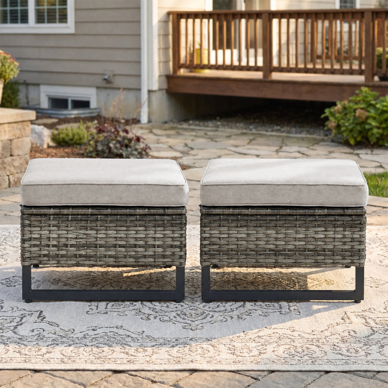 Repose-pieds de patio extérieur en osier avec coussin Ingvald (ensemble de 2), Mélange de gris / noir, Beige