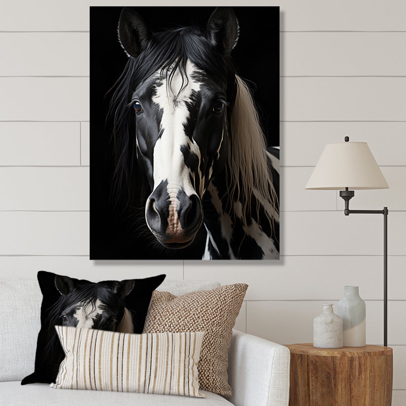 Cheval blanc noir Temirlan Serenity II - impression, 32" H x 16" W, Cadre photo argenté