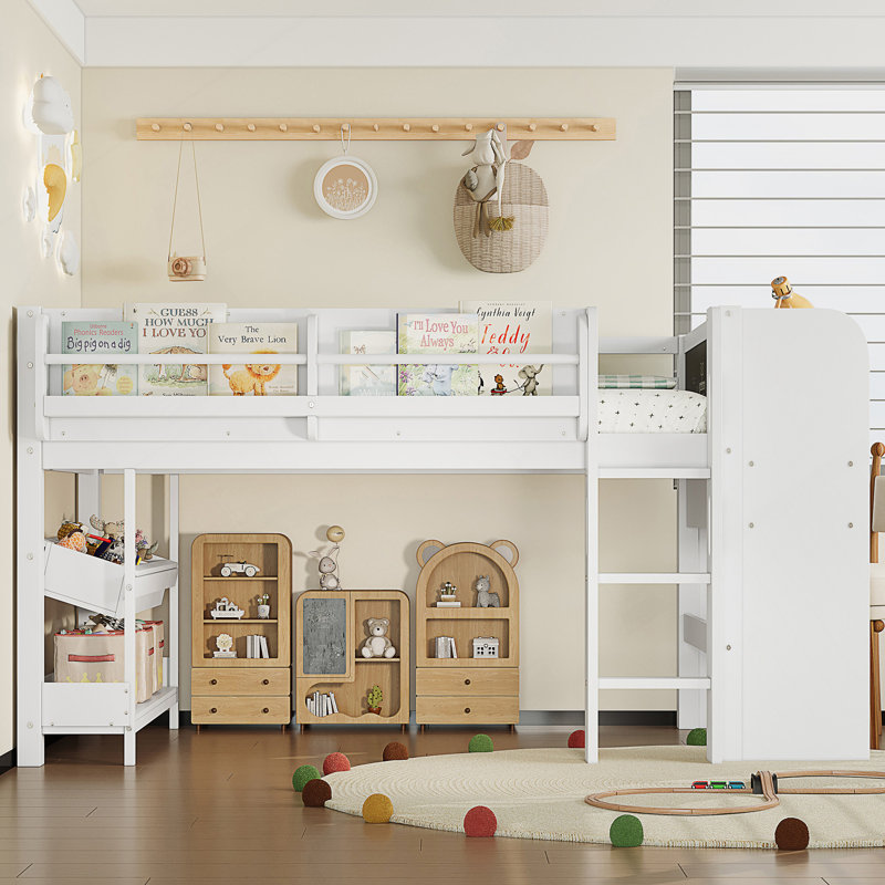 Lit mezzanine simple bas avec bureau, bibliothèques, boîtes de rangement et tableau noir pour une utilisation compacte et multifonctionnelle dans les chambres d'enfants