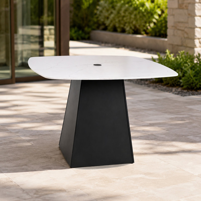 Table de salle à manger d'extérieur moderne de 112 cm (44 po), plateau carré arrondi en pierre frittée, pied central évasé en aluminium, noir braise, 4 couverts