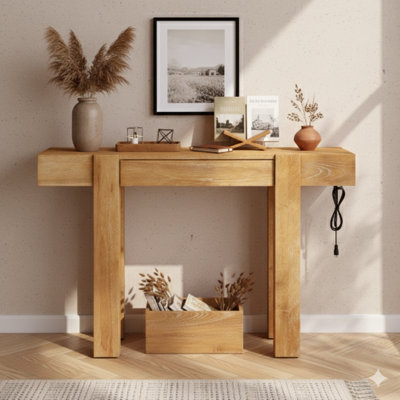 Console rustique minimaliste avec un tiroir caché et une prise de courant latérale. Une table d'entrée en bois conçue pour les vestibules, les salons et les bureaux à domicile. Finition: naturelle.