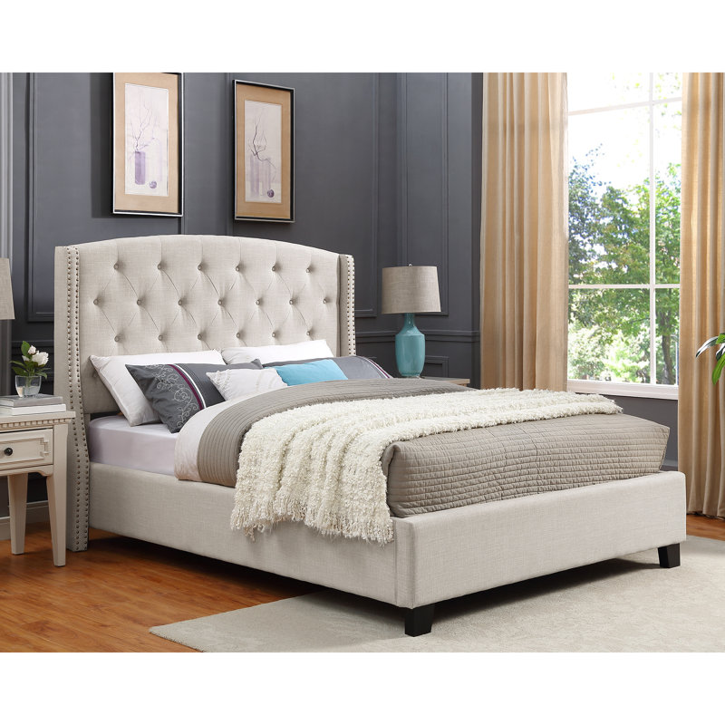 Grand lit tapissier beige avec capitonnage à boutons - Luxueux choix de garniture de chambre à coucher