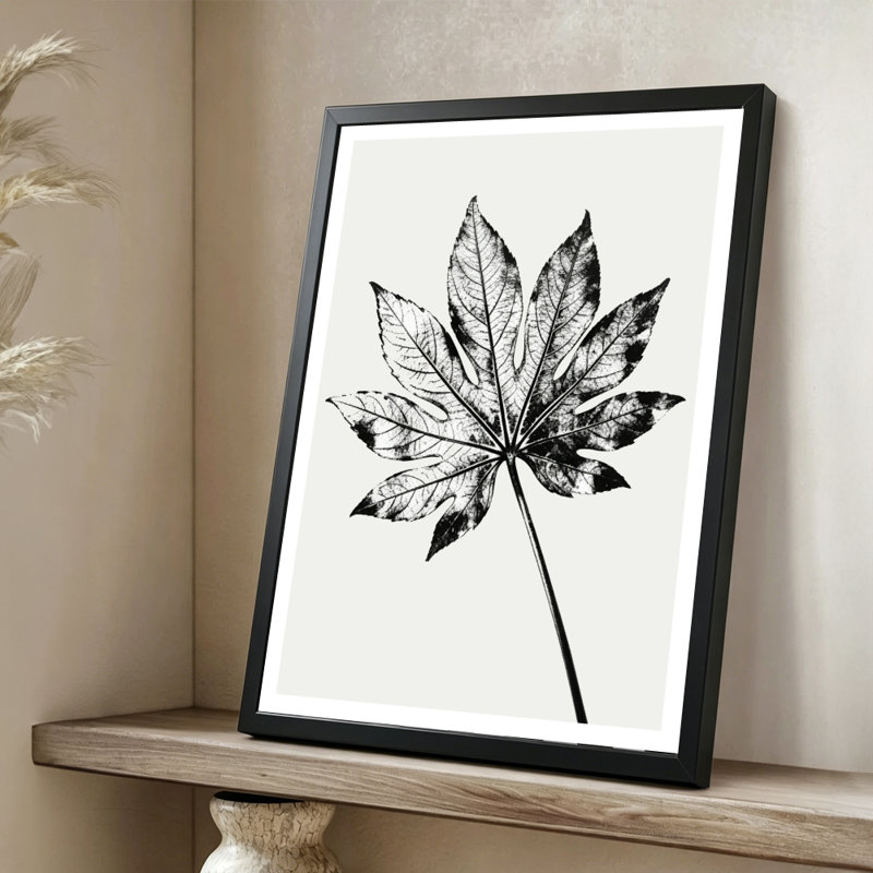 Feuille moderne monochromatique abstraite avec veines complexes, style de photographie noir et blanc à contraste élevé. Toile encadrée 24 "x 36" avec cadre en bois noir