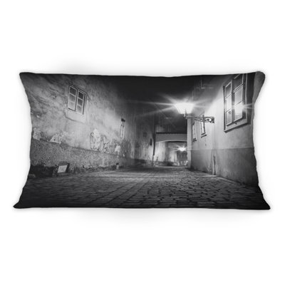 Coussin Mysterious Narrow City Alley