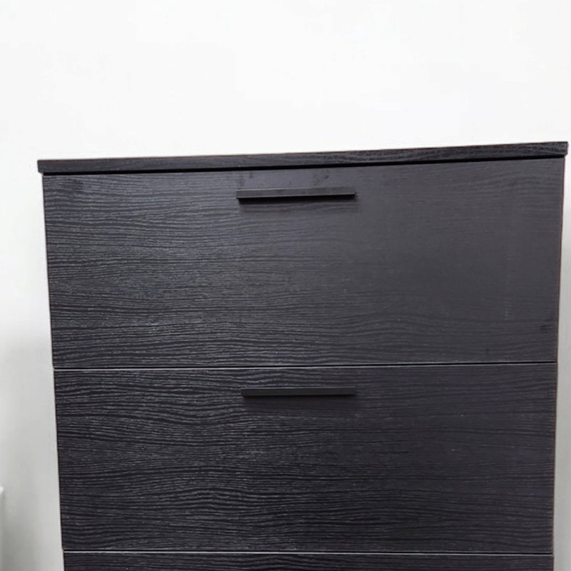 Commode noire à quatre tiroirs Oliver