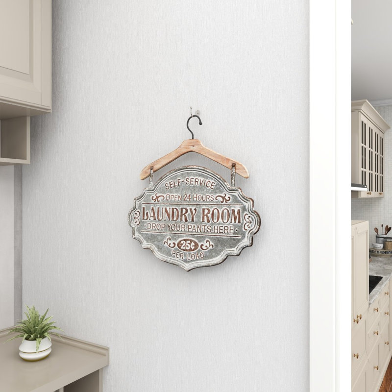 Décoration murale grise en métal avec cintre en bois brun