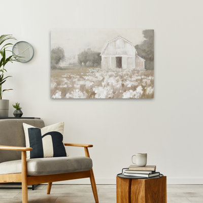 Ferme moderne avec grange blanche et pré neutre
