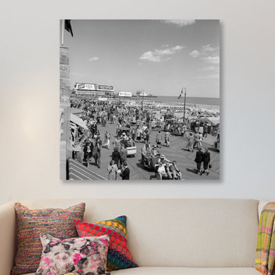 «1950s Crowd People Men Women Children Boardwalk Atlantic City NJ USA», reproduction de photo sur toile tendue