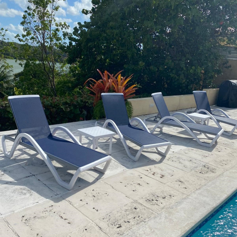 L'ensemble de chaises longues de patio comprend 2 chaises de bronzage empilables en aluminium avec accoudoirs et 1 table d'appoint