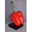 Un poivron rouge géant monté sur une base: 10 po x 12 po x H 19 po