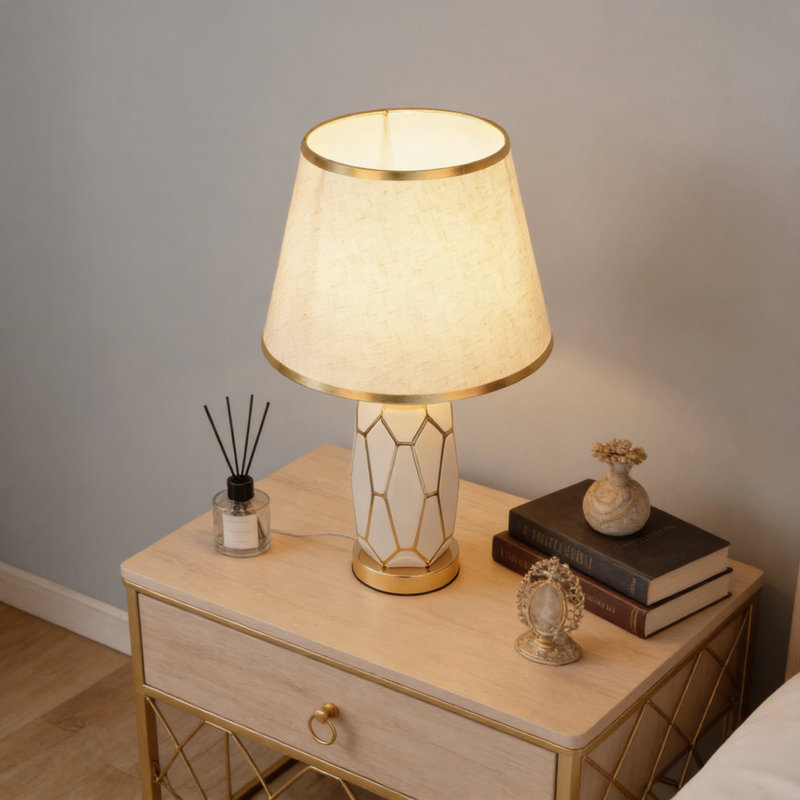 Lampe de table géométrique dorée en céramique, abat-jour en lin crème, ampoule 3 couleurs incluse