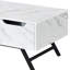 Table basse rectangulaire blanche à grain de marbre blanc avec plateau relevable et tiroir à fermeture manuelle, profondeur de 23 po, poignée découpée pour faciliter l'utilisation du tiroir