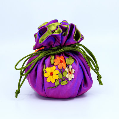 Pochette à bijoux avec rubans brodés