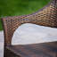 Chaise d'extérieur en résine avec finition tissée durable et design polyvalent