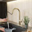 Robinet de cuisine moderne sans contact-112485394