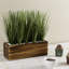 Herbes artificielles en pot de bois brûlé