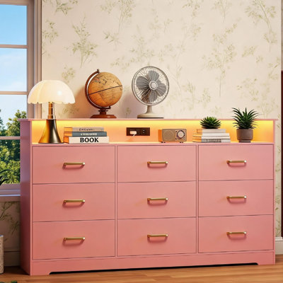 Commode de 65 po de largeur, armoire à 9 tiroirs avec lumière DEL Smart APP, station de charge rapide et prises CA ports USB Type-C, commode de rangement de grande capacité avec poignée en métal, conception anti-basculement pour la chambre à coucher