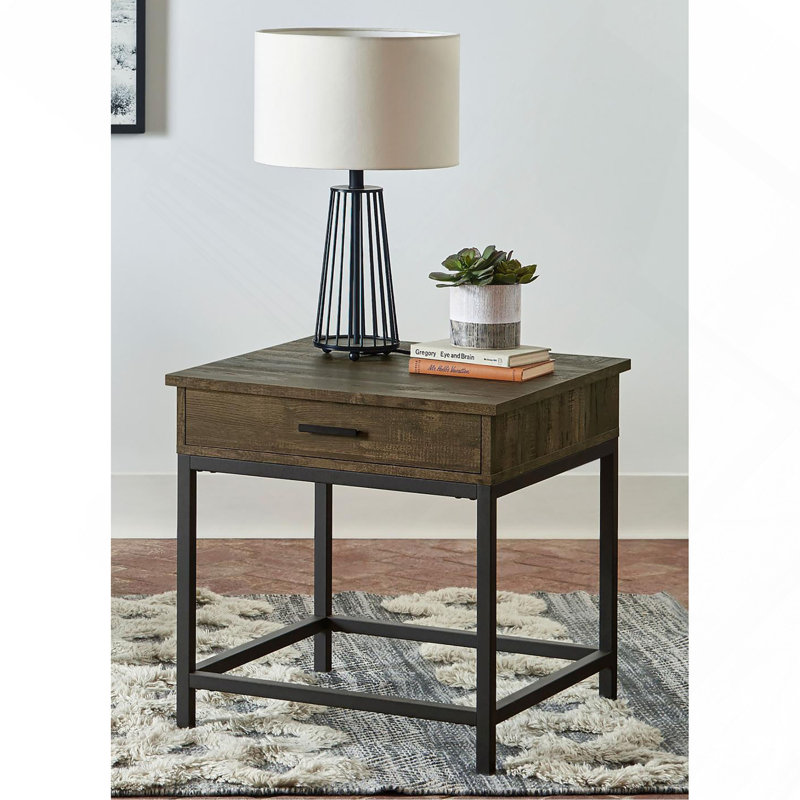 Table de bout en chêne brun et carré noir sableux.