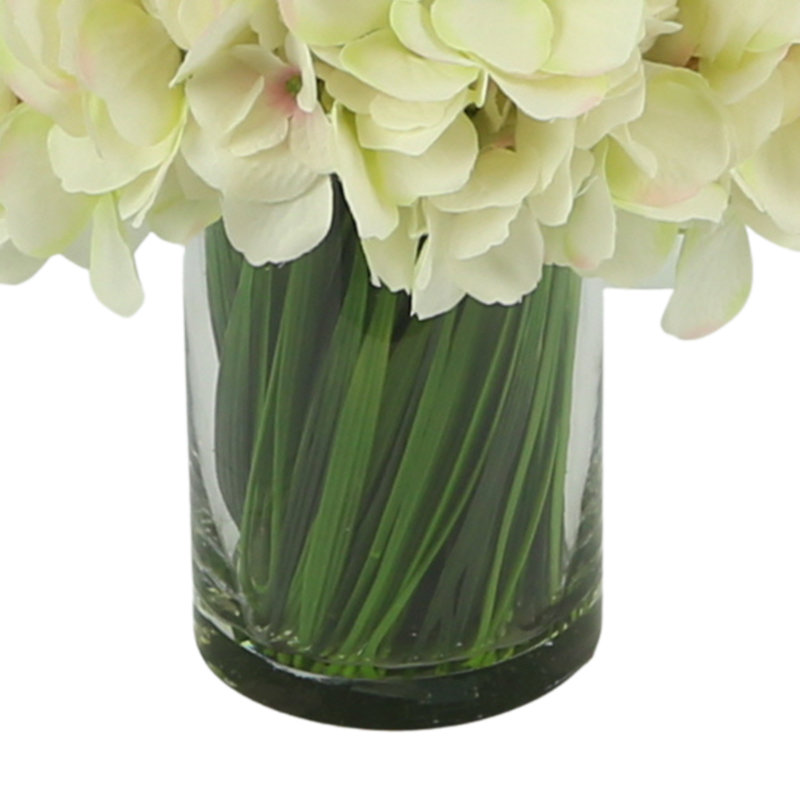 Arrangement floral d'hortensias dans un vase