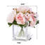 Arrangement de fleurs de roses artificielles mixtes dans un vase en verre avec de l'eau artificielle-610804466