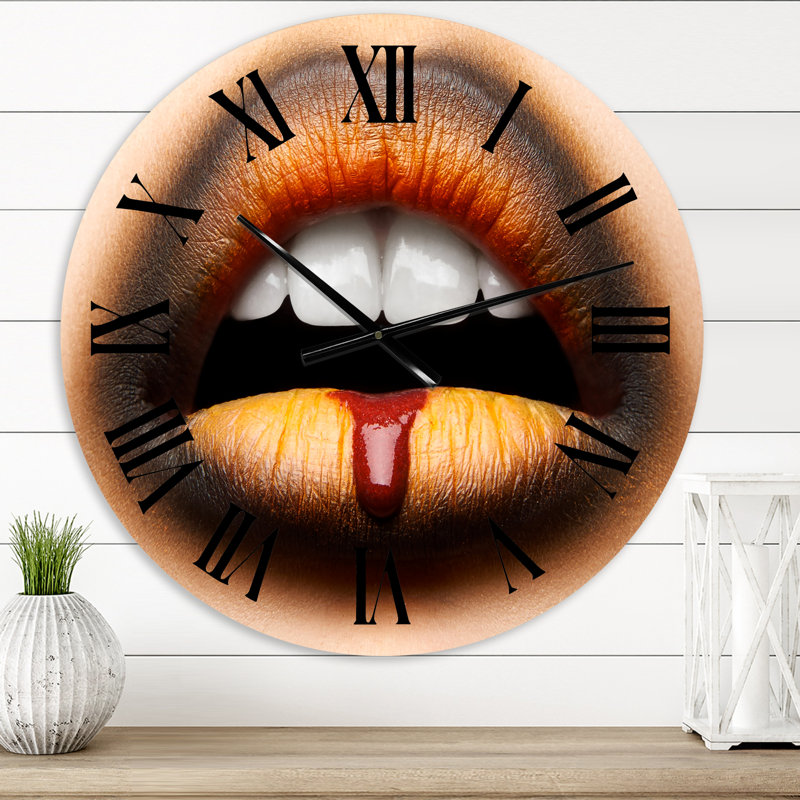 Femme avec un rouge à lèvres noir et orange - horloge murale moderne, Surdimensionné
