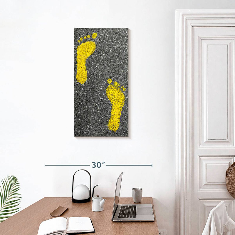 Empreintes de pas jaunes, H 30 po x l 15 po