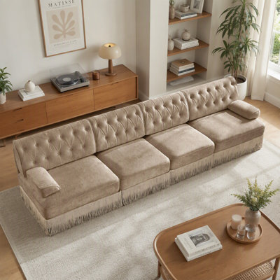 Canapé Chesterfield en velours camel de 343 cm (135 pouces) avec capitonnage à boutons, jupe à pompons et base en bois modulable pour salon