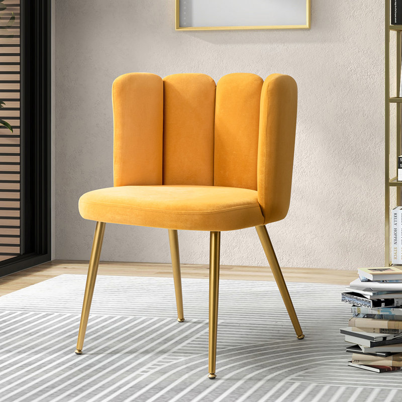 Chaise d'appoint en velours l 23,6 po avec dossier capitonné Yorba, Velours moutarde