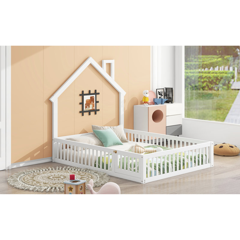 Lit double rustique en bois blanc avec garde-corps